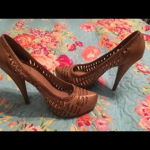 Jessica Simpson tan heels